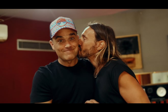 Bob Sinclair e Robbie Williams per Electrico Romantico. Foto da Ufficio Stampa