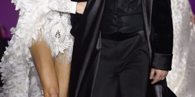Nina Moric in passerella con Ferdinand alla MFW2019. Foto da Ufficio Stampa