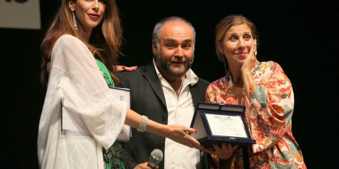 Janet De Nardis e Michela Andreozzi con il vincitore di Makkekomico della scorsa edizione. Foto da Ufficio Stampa