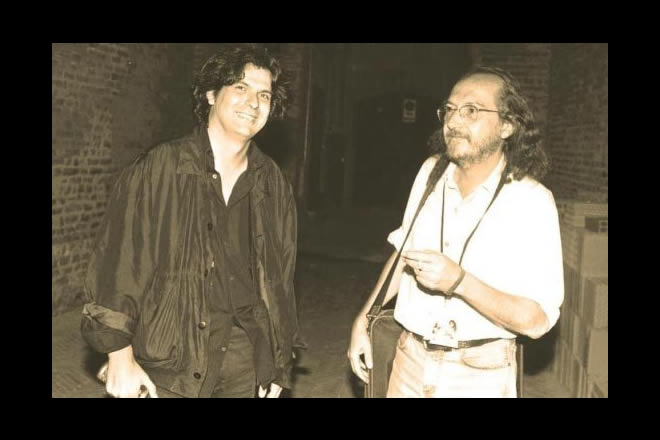 Luca Bonaffini con Claudio Lolli in Piazza Leon Battista Alberti nel 1998