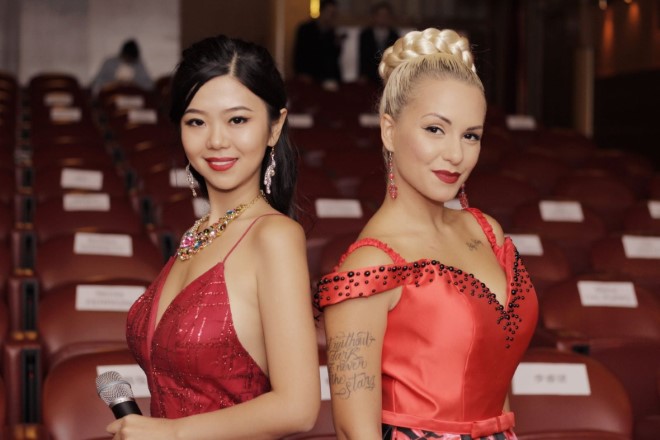 Le presentatrici dell'evento, Amelie Wen modella e Daisy Ciotti performer internazionale