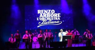 Renzo Arbore in concerto all'Arena Flegrea. Foto da Web di Arena Flegrea