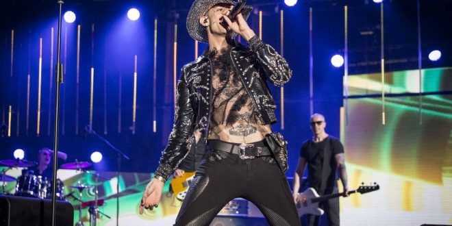 Achille Lauro live ai Music Awards. Foto di Pamela Rovaris