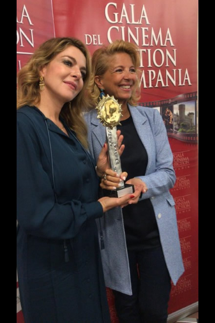 Claudia Gerini con Valeria della Rocca alla consegna del premio come migliore attrice dell'anno