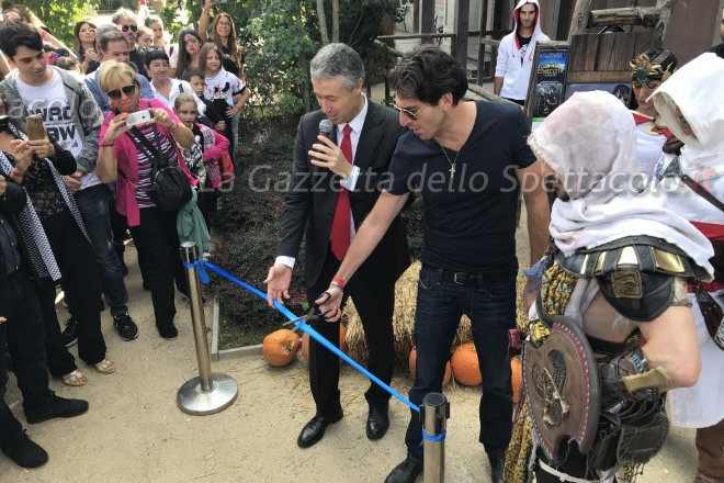 Gianpaolo Morelli con Stefano Cigarini inaugura Assassin's Creed a Cinecittà World