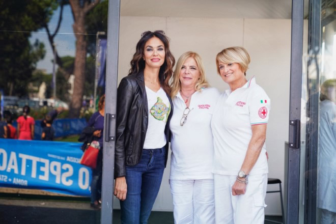 Maria Grazia Cucinotta con lo staff medico di Tennis e Friends 2019. Foto da Ufficio Stampa