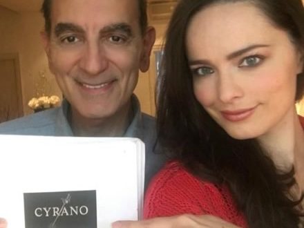 Gennaro Cannavacciuolo e Cosima Coppola, mostrano il copione di Cyrano. Foto da Facebook