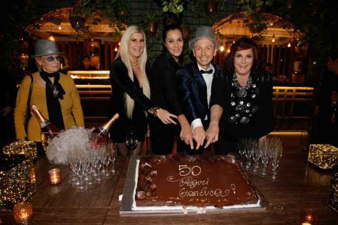 Gianluca Mech con la torta di compleanno insieme a Roberta Capua e le De Blank