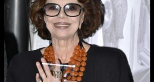Giovanna Ralli con il Premio Fontana Liri per Marcello Mastroianni. Foto di Marco Bonanni