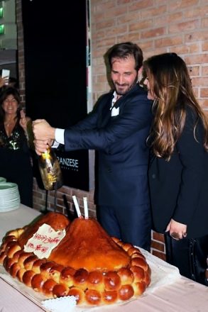 Il brindisi per festeggiare il compleanno di Maurizio Aiello con la sua Ilaria Carloni