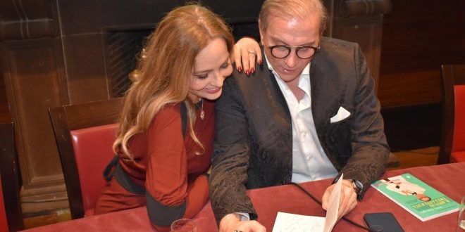 Ornella Muti con il prof. Silvio Smeraglia durante la presentazione di Il bisturi della Felicità a Roma