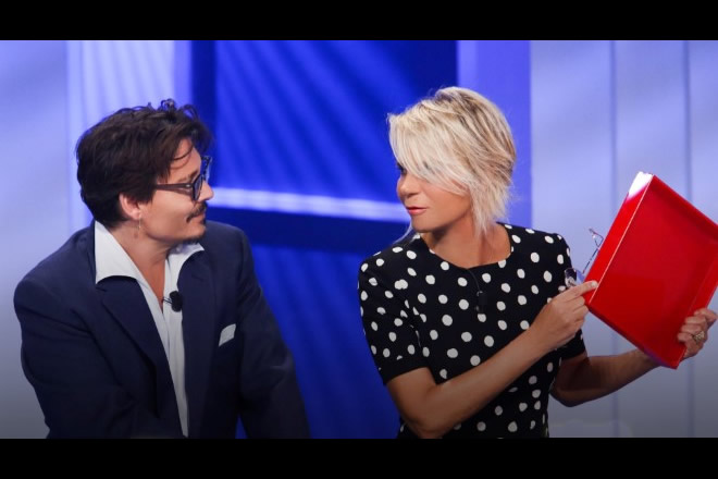 Johnny Depp e Maria De Filippi a C'è posta per te. Foto da Facebook