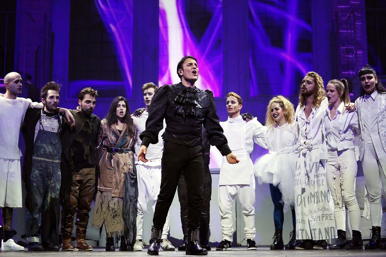 Sal Da Vinci con il cast di acrobati e ballerini de La Fabbrica dei Sogni. Foto di Francesco Fiengo