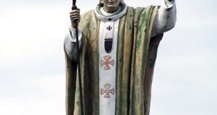 Una statua di Giovanni Paolo II. Foto dal Web