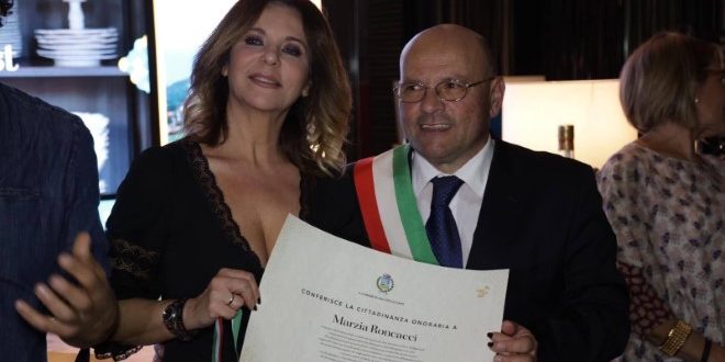 Marzia Roncacci riceve la cittadinanza onoraria a San Vito lo Capo