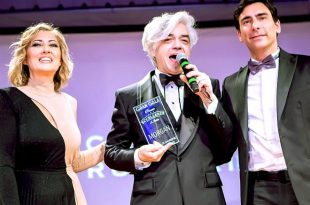 Morgan al Casinò di Sanremo mentre ritira il Premio Eccellenze d'Italia