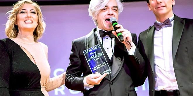 Morgan al Casinò di Sanremo mentre ritira il Premio Eccellenze d'Italia