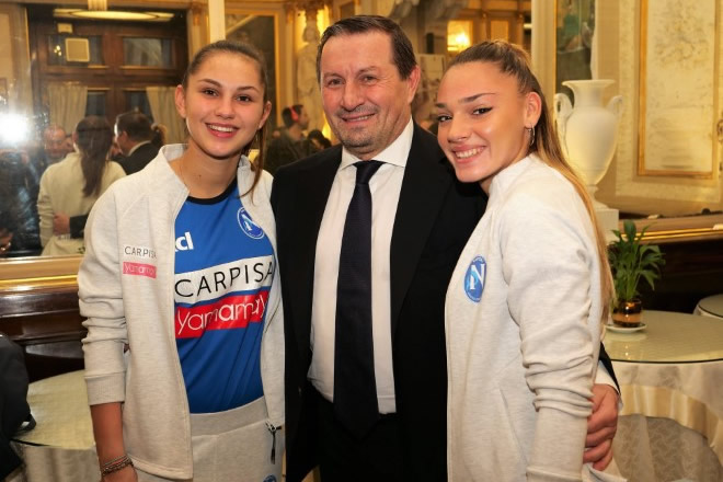 Raffaele Carlino con due calciatrici della Napoli femminile Carpisa Yamamay. Foto di Umberto Raia