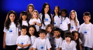 Benedetta Paravia con i bimbi dell'associazione Angels