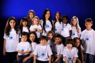 Benedetta Paravia con i bimbi dell'associazione Angels