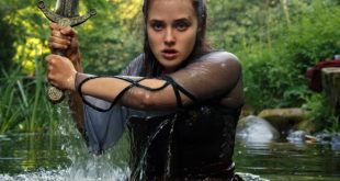 Katherine Langford in Cursed. Foto da Netflix