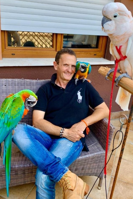 Enzo Salvi con Fly ed i suoi pappagalli
