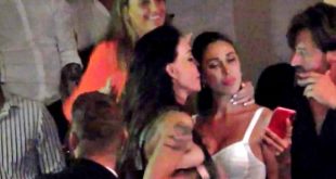 Nina Moric sussura qualcosa all'orecchio di Belen Rodriguez a Capri. Frame dal Web