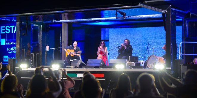 Sul palco di Estate Live, Emanuela Tittocchia ed Enzo Avitabile. Foto da Facebook