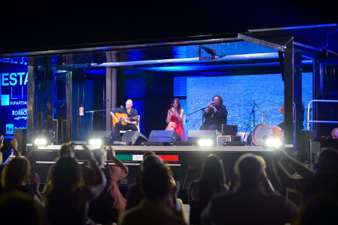 Sul palco di Estate Live, Emanuela Tittocchia ed Enzo Avitabile. Foto da Facebook