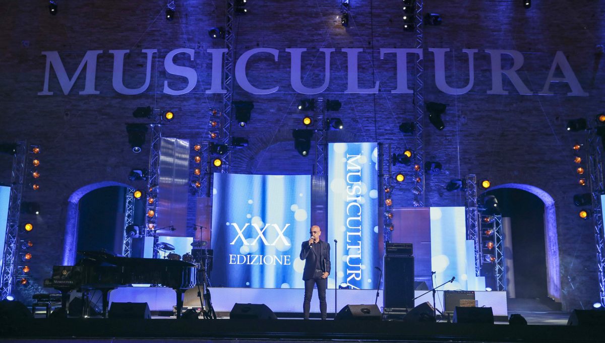 Enrico Ruggeri conduce Musicultura nel 2019. Immagini di repertorio