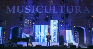 Enrico Ruggeri conduce Musicultura nel 2019. Immagini di repertorio