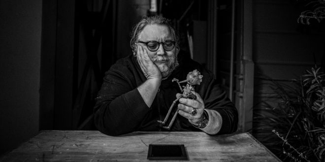 Foto ritratto di Guillermo del Toro con Pinocchio. Foto di mandraketheblack.de