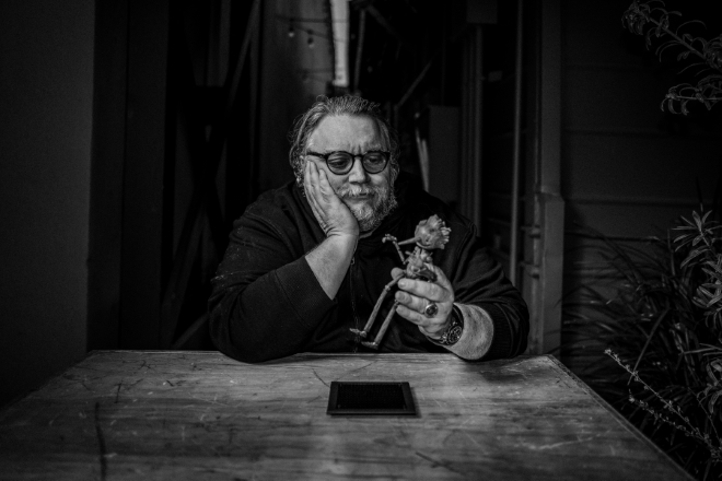 Foto ritratto di Guillermo del Toro con Pinocchio. Foto di mandraketheblack.de