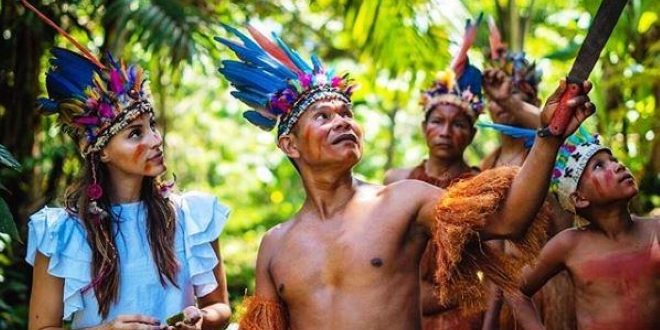 Vanesa Giraldo Lopez - Miss Pogress International 2019, con gli indigeni Yagua in Amazzonia