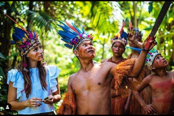 Vanesa Giraldo Lopez - Miss Pogress International 2019, con gli indigeni Yagua in Amazzonia