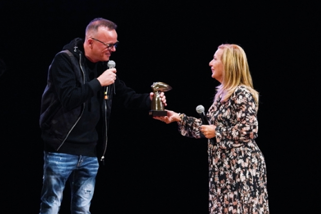 Gigi D'Alessio riceve il premio San Gennaro Day 2020 da Antonella Leardi