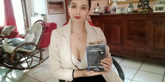 Chiara Zanetti con il libro Testamento Blu