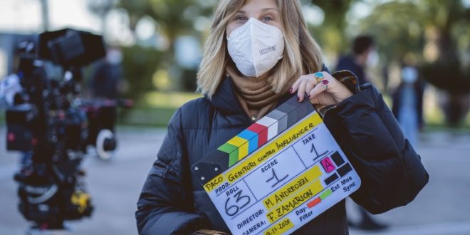 Michela Andreozzi con il ciak di Genitori Vs Influencer