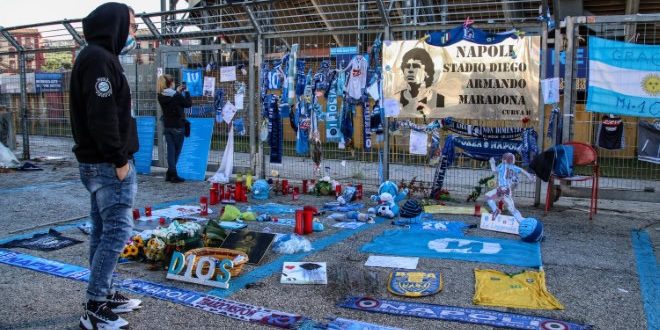 Mirko Stella allo Stadio San Paolo per omaggiare Maradona