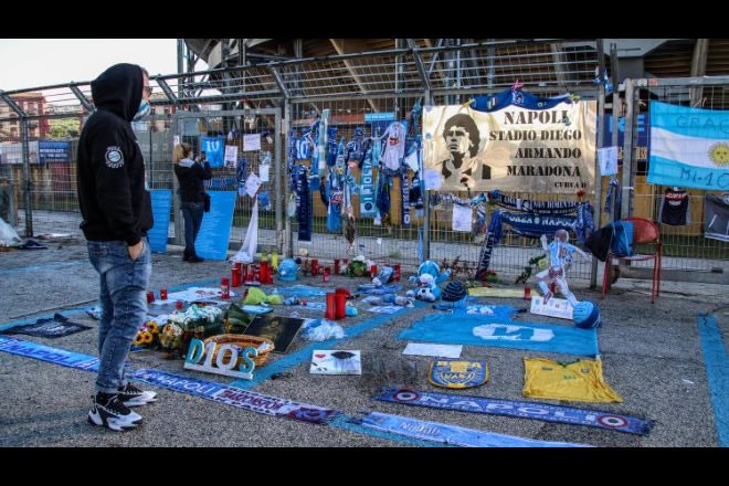 Mirko Stella allo Stadio San Paolo per omaggiare Maradona