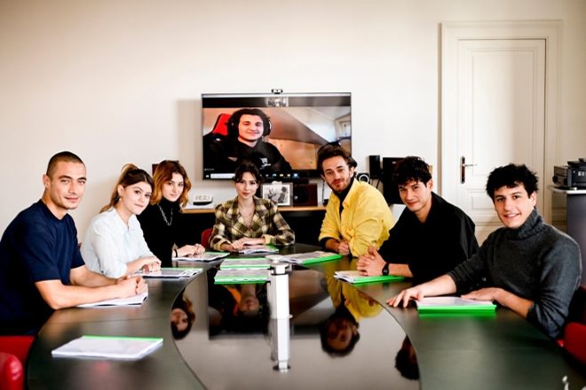 Il cast di Sul più bello - Giuseppe Futia, Jenny De Nucci, Gaja Masciale, Ludovica Francesconi, Jozef Gjura, Giancarlo Commare,Diego Giangrasso, nello schermo Riccardo Niceforo