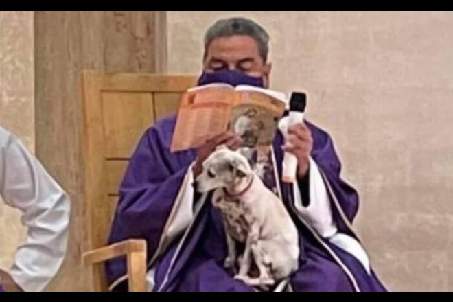 Padre Gerardo Zatarain García e Paoloma. Foto da Facebook