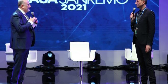 Vincenzo Russolillo e Amadeus sul palco di Casa Sanremo 2021 il giorno dell'inaugurazione