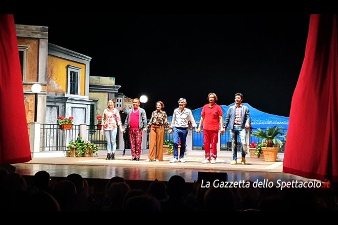 I saluti di Vincenzo Salemme in Napoletano E famme 'na pizza al Teatro Lendi