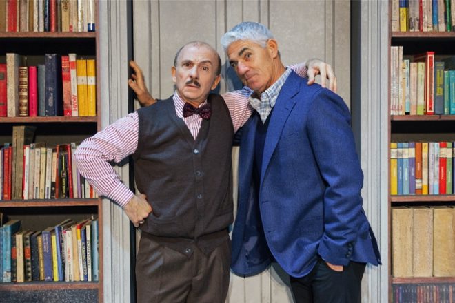 Carlo Buccirosso e Biagio Izzo in Due vedovi allegri. Foto di Gilda Valenza