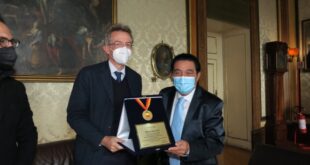 Mario Trevi riceve il premio Città di Napoli da Gaetano Manfredi