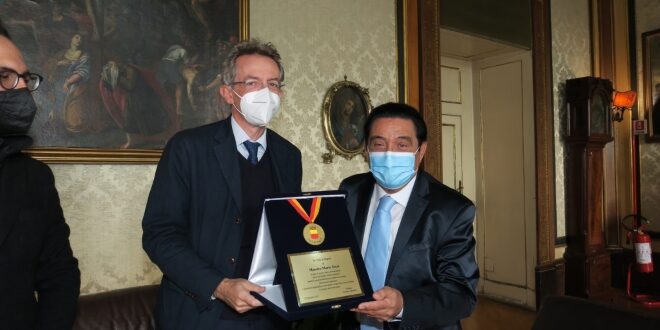 Mario Trevi riceve il premio Città di Napoli da Gaetano Manfredi