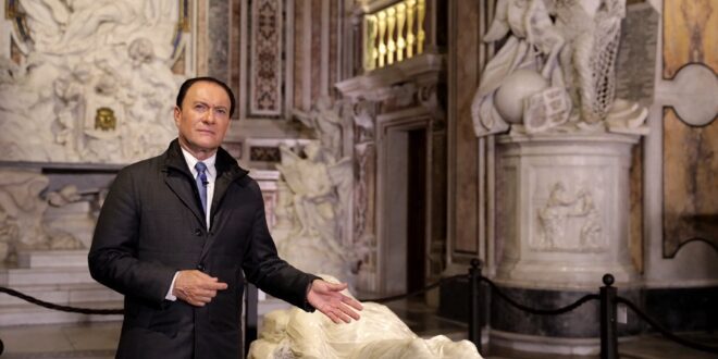 Livio Leonardi accanto al Cristo Velato di Napoli, nella puntata in onda il 1 Maggio di Paesi che vai