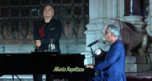Gianni Simioli ascolta Andrea Bocellli al Premio San Gennaro 2021
