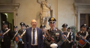 Il comandante della Fanfara dei Carabinieri a Cavallo con Pino Acquafredda per Alberoandronico